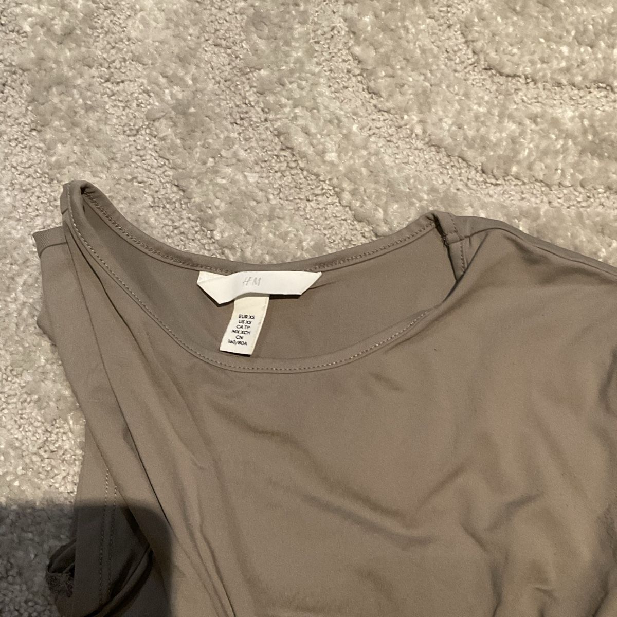 H&M T-shirt: Chic H&M T-Shirt shirt – Nuovo (secondo la descrizione) da La Chaux-de-Fonds venduto da joa_jk5g 1