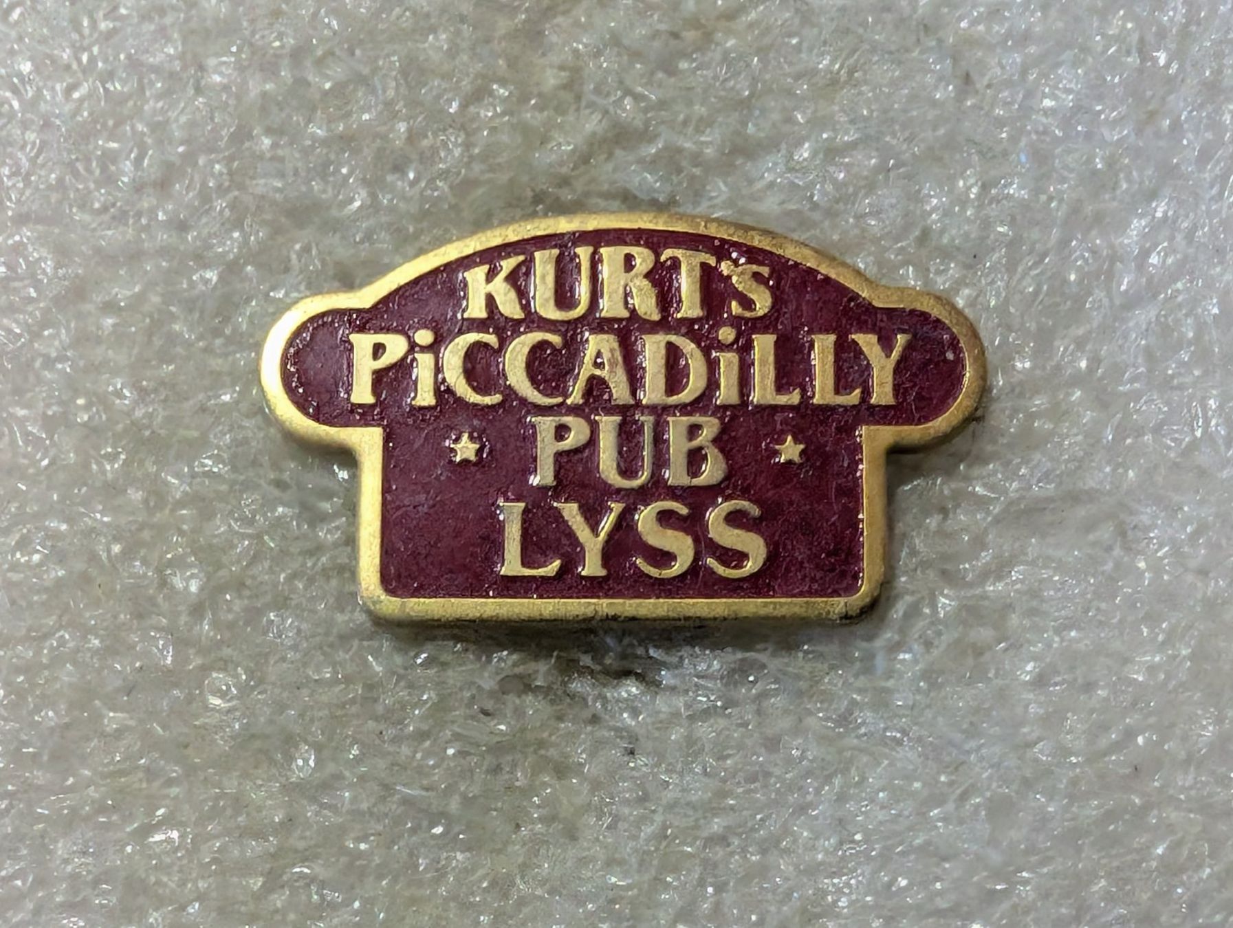 Placchette & Badge: Ansteckpin 181: Kurt's Piccadilly Pub Lyss – Usato da Oppligen venduto da Pin-Fall-Shop