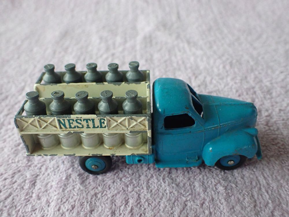 DINKY TOYS FRANCE 250 CAMION FORD NESTLE
