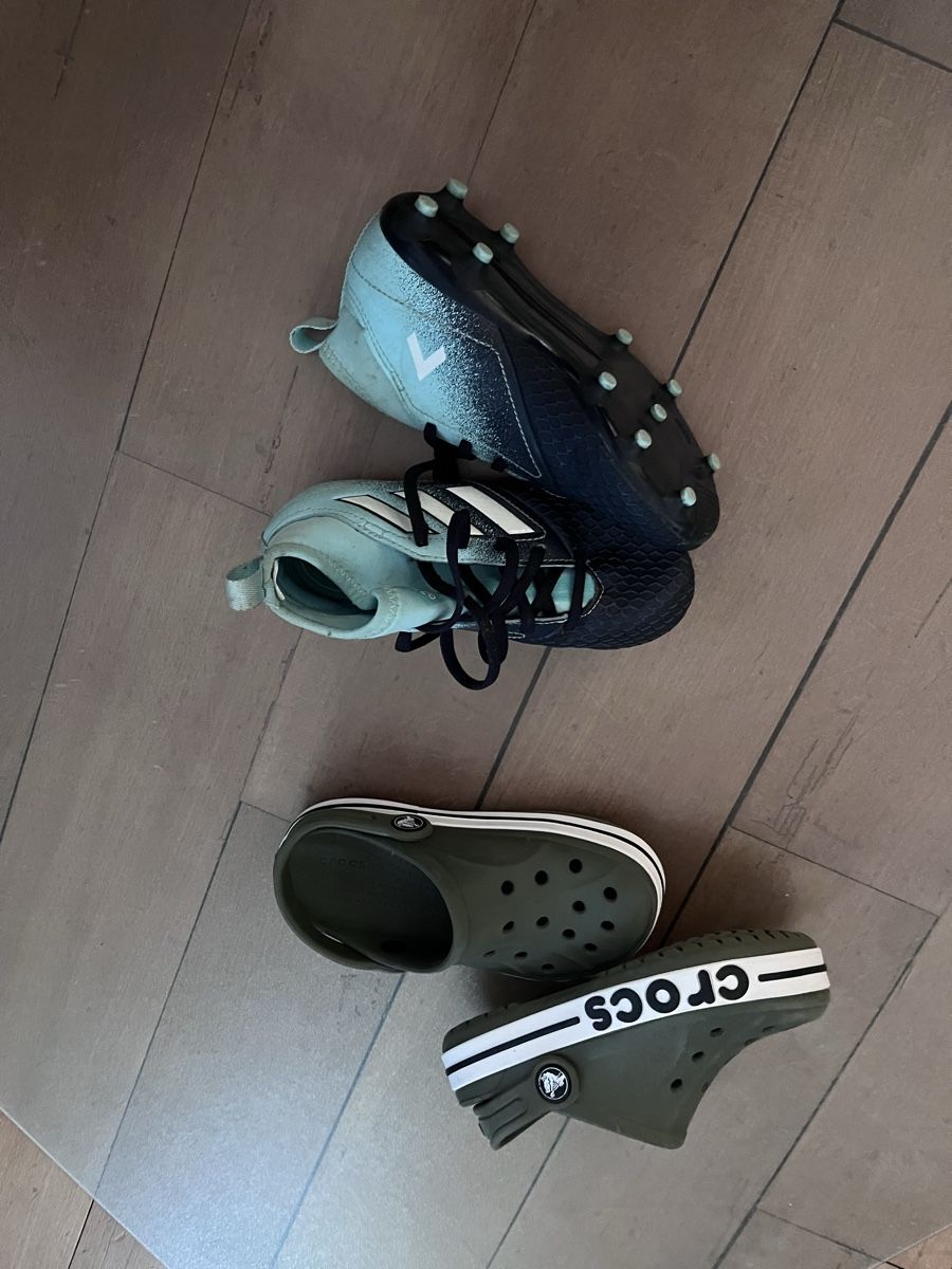 Schuhe für Jungen: Nockenschuh und crocs Grösse 29 – Gebraucht aus Wallisellen von Joo23