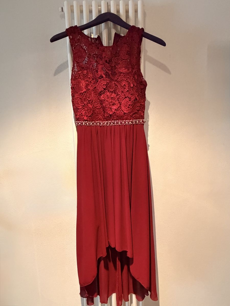 Robes: dunkelrotes Abendkleid Grösse M – D'occasion à Jenins par Marylm