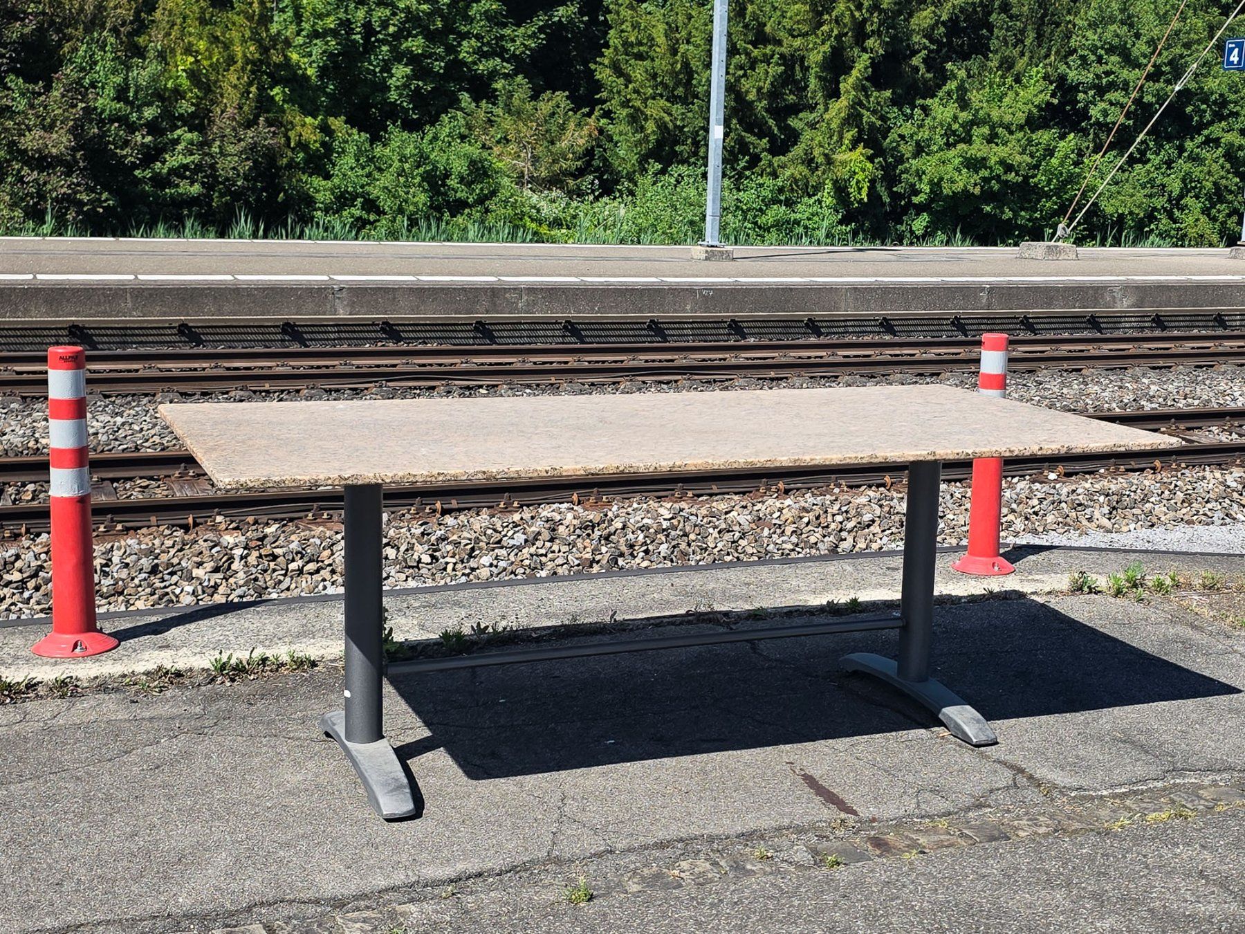 Tavoli: Gartentisch Granit - Metallgestell - Ref. 05/61 – Usato da Au ZH venduto da BrockiAu 1
