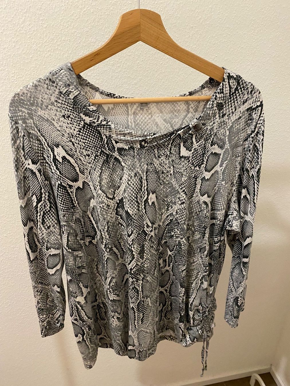 T-shirt: Oberteil Schlangenprint grau Gr. 46 – Usato da Pratteln venduto da a23_j2gs 2