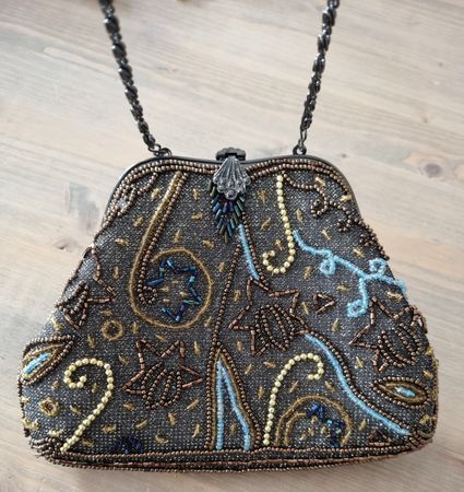 Magnifique pochette avec des perles de couleurs