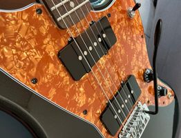 Squier by Fender Affinity Jazzmaster Ltd. Black/Burnt Orange