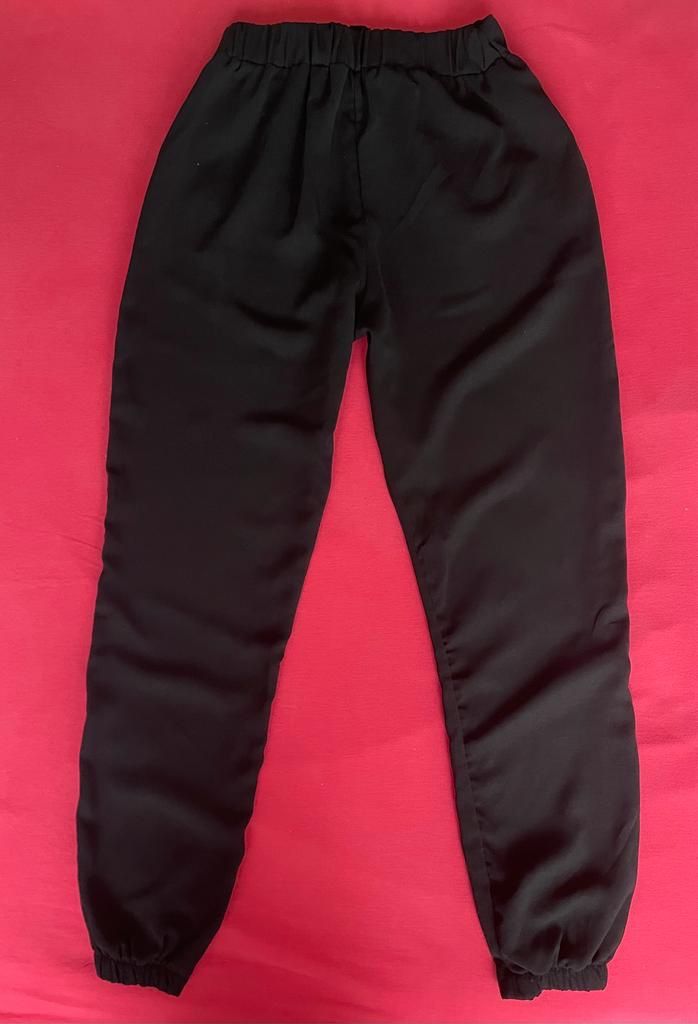 Pantaloni: schwarze Hose Damen Grösse M neu – Nuovo (secondo la descrizione) da Au/ZH venduto da markthallerapperswil