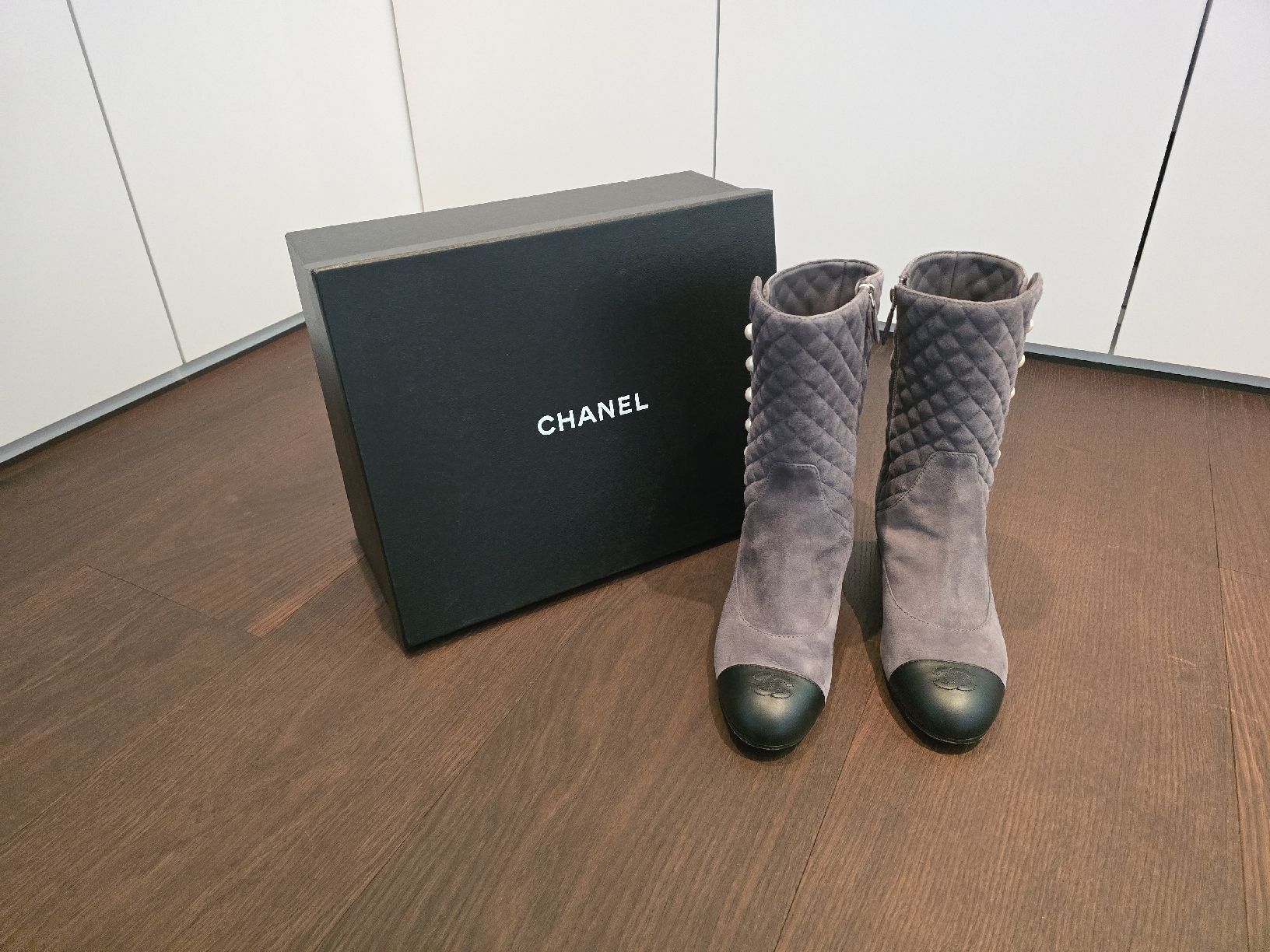 Chanel Chaussures femmes: Chanel Quilted Suede Pearl Boots – Neuf (Voir description) à Egliswil par D.Mko