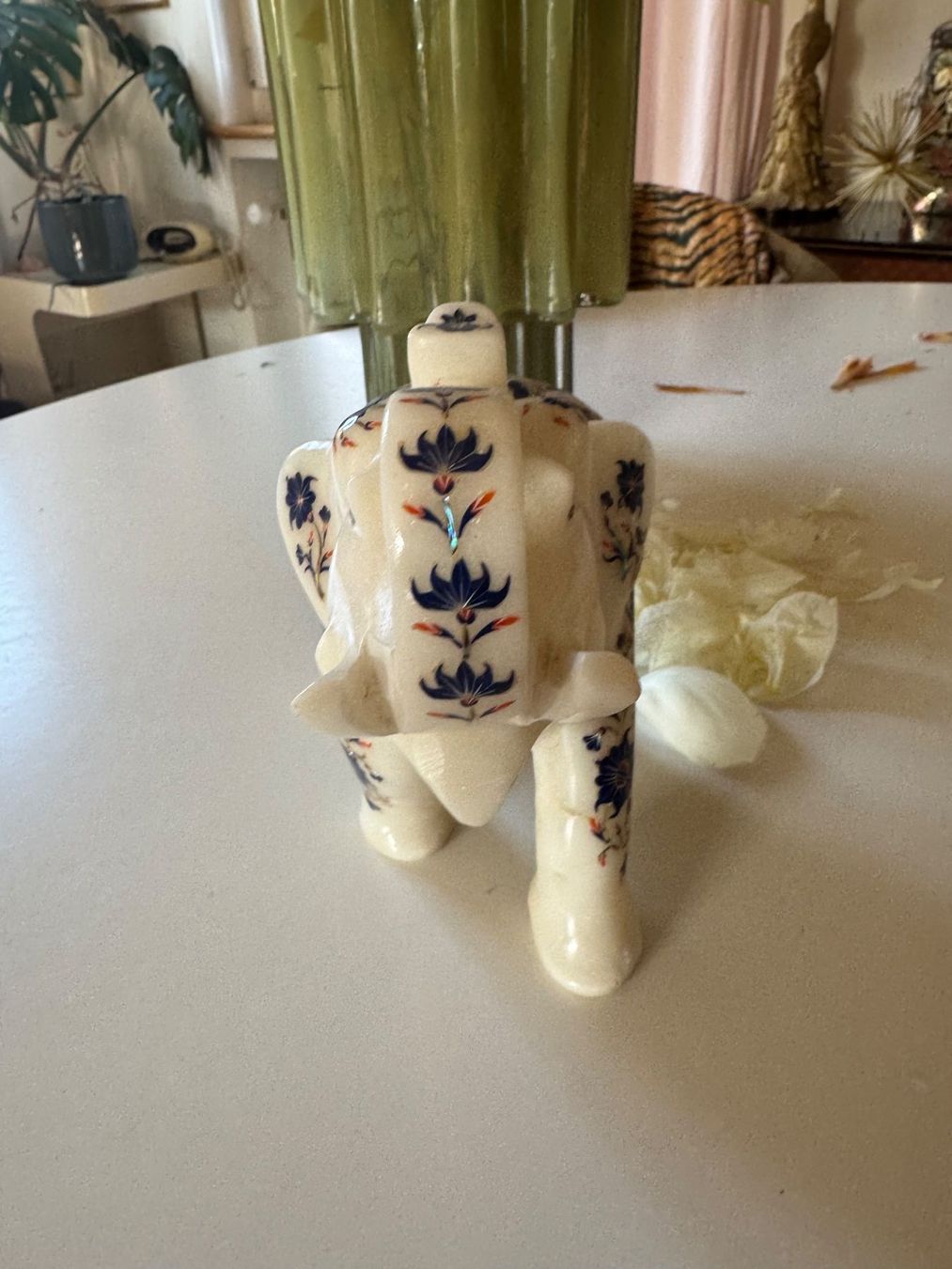 Statuette: Elefantenfigur aus Marmor mit Lapislazuli (Indien) – Usato da Zürich venduto da diesunddasvintage 1