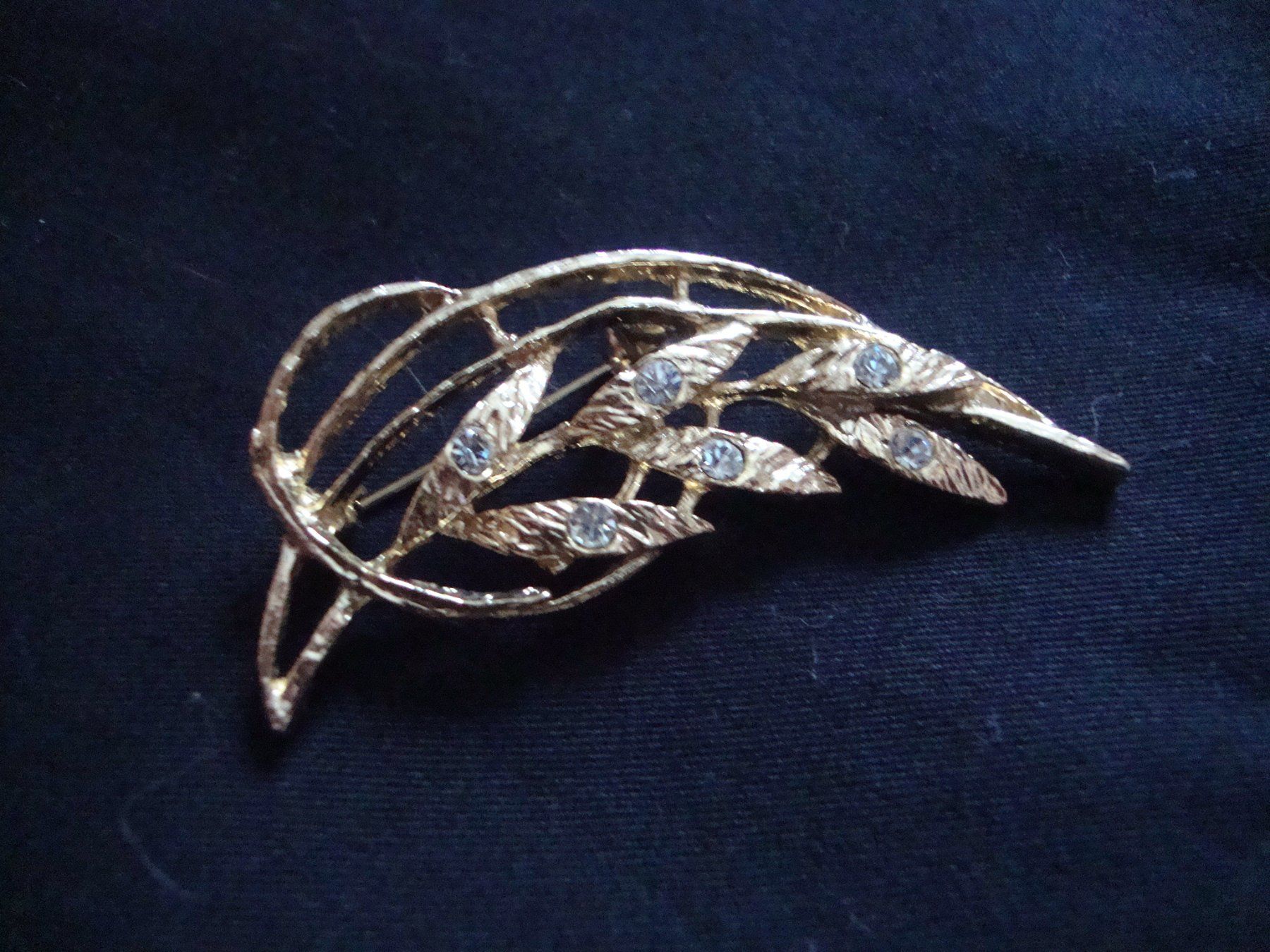 Broschen & Nadeln: goldfarbene Modeschmuck Brosche, ungetragen – Neu (gemäss Beschreibung) aus Laufen von ereli