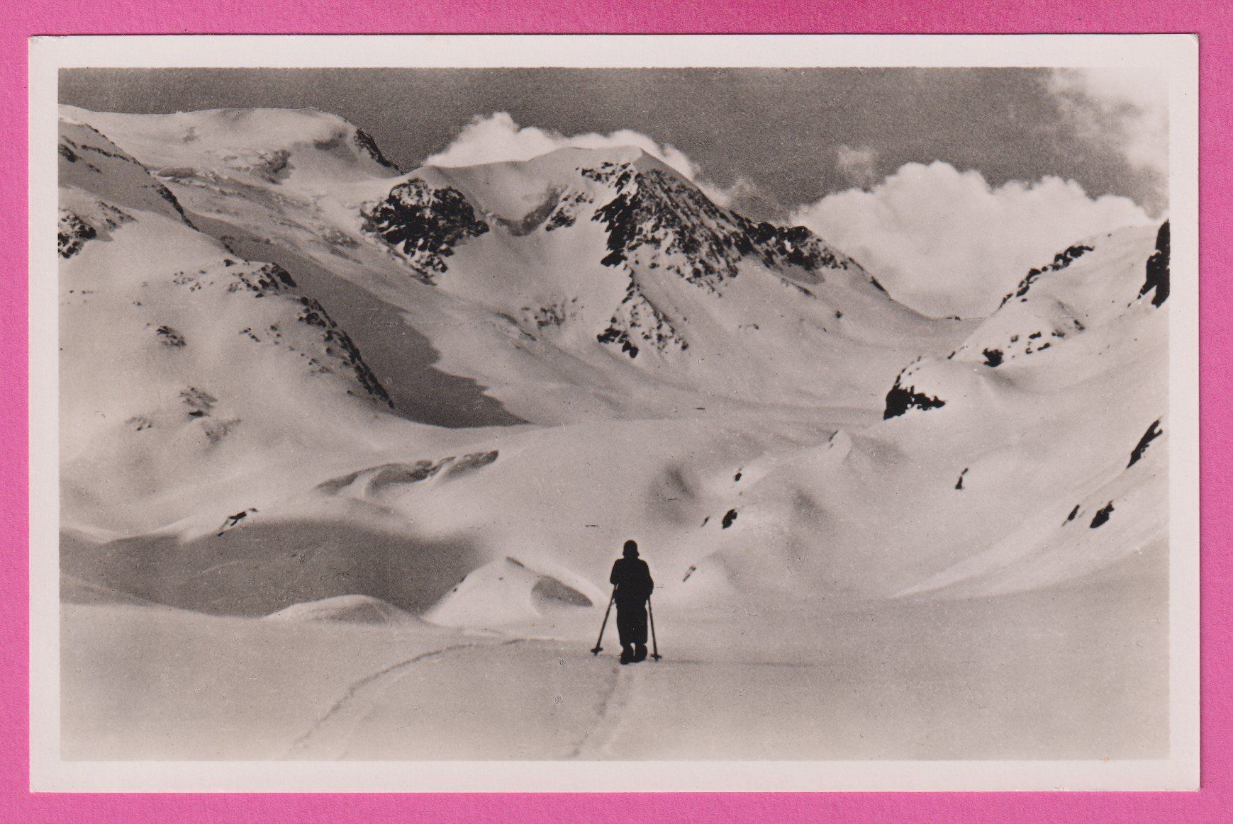 Cartoline postali: Hotel Steingletscher am Sustenpass mit Skifahrer – Usato da Einsiedeln venduto da dillie