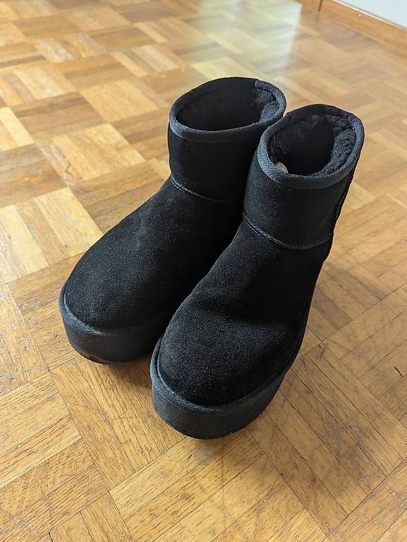 Scarpe da donna: UGG Mini Platform Boots schwarz 38 – Usato da Zürich venduto da lin_6dtc 2