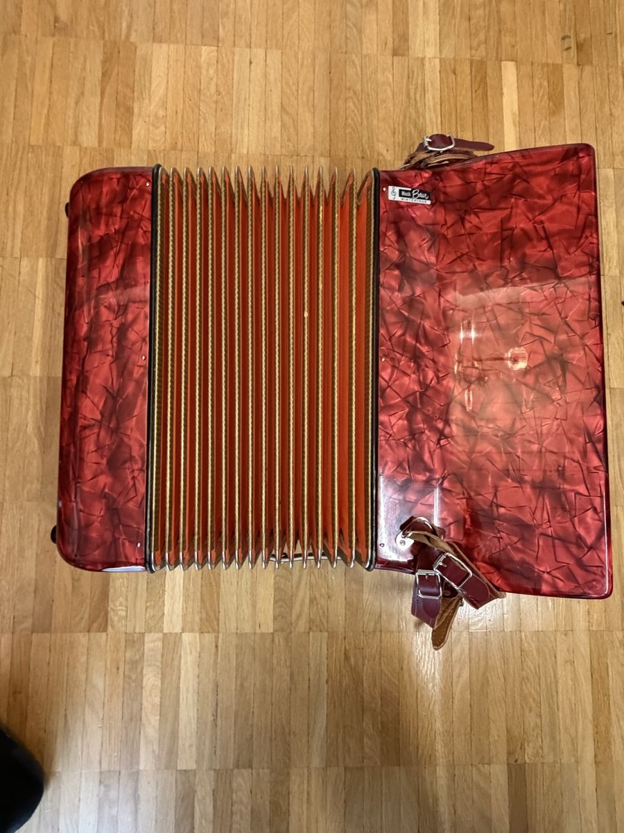 Akkordeon Hohner Concerto III rot gebrauchter Zustand (Gebraucht) in ...