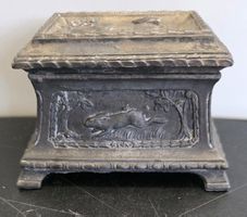 Antike Zinntruhe mit Tiermotiven & Stoffauskleidung