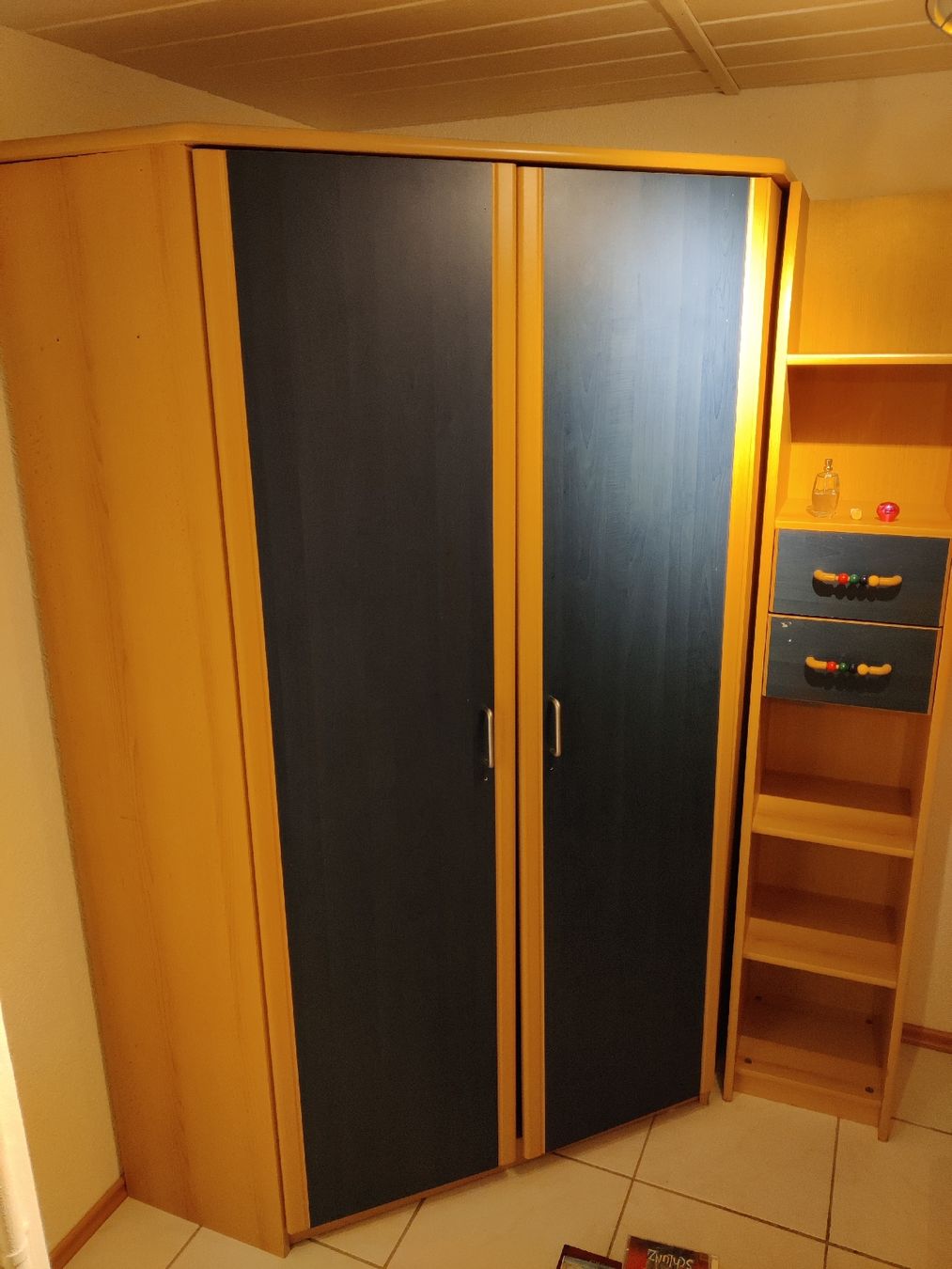 Armadi: Grosser gebrauchter  KinderKleiderschrank mit vielen Fächern – Usato da Radelfingen venduto da butzlibu 1