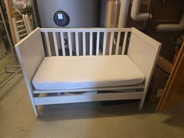 Kinderzustellbett mit Matratze 60x115 cm und 5 Leintücher