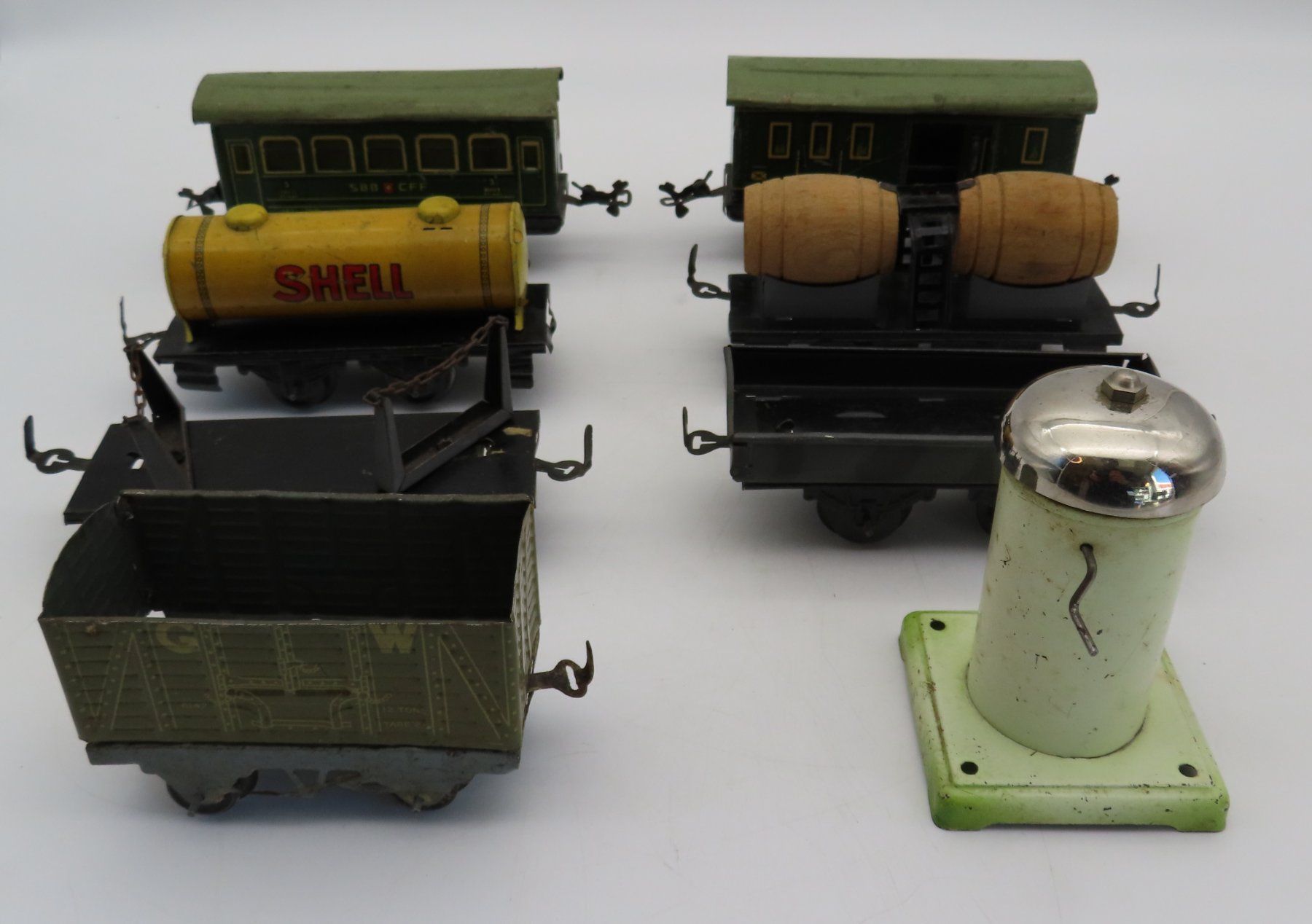 Modelleisenbahnen: Antike Spielzeug-Bahnwagen – Defekt aus Reinach BL von WBZ-Flohmarkt