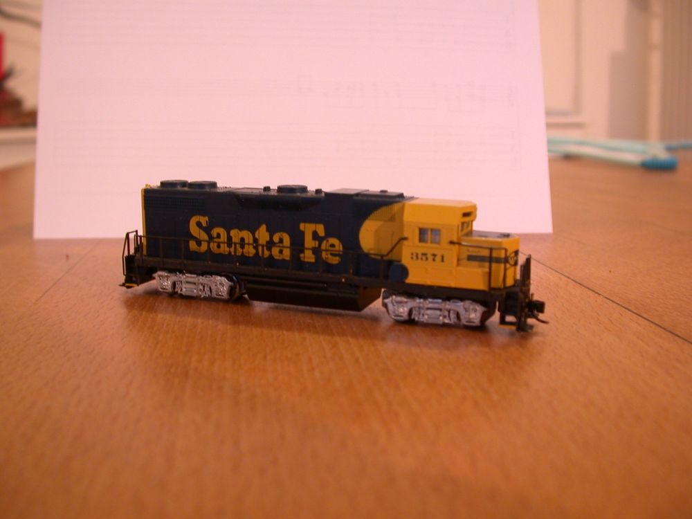 Kato H0 - 37-021 - Locomotora diésel - GP35 EMD 2804