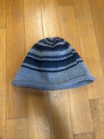 Handgestrickes Beanie in Blautönen