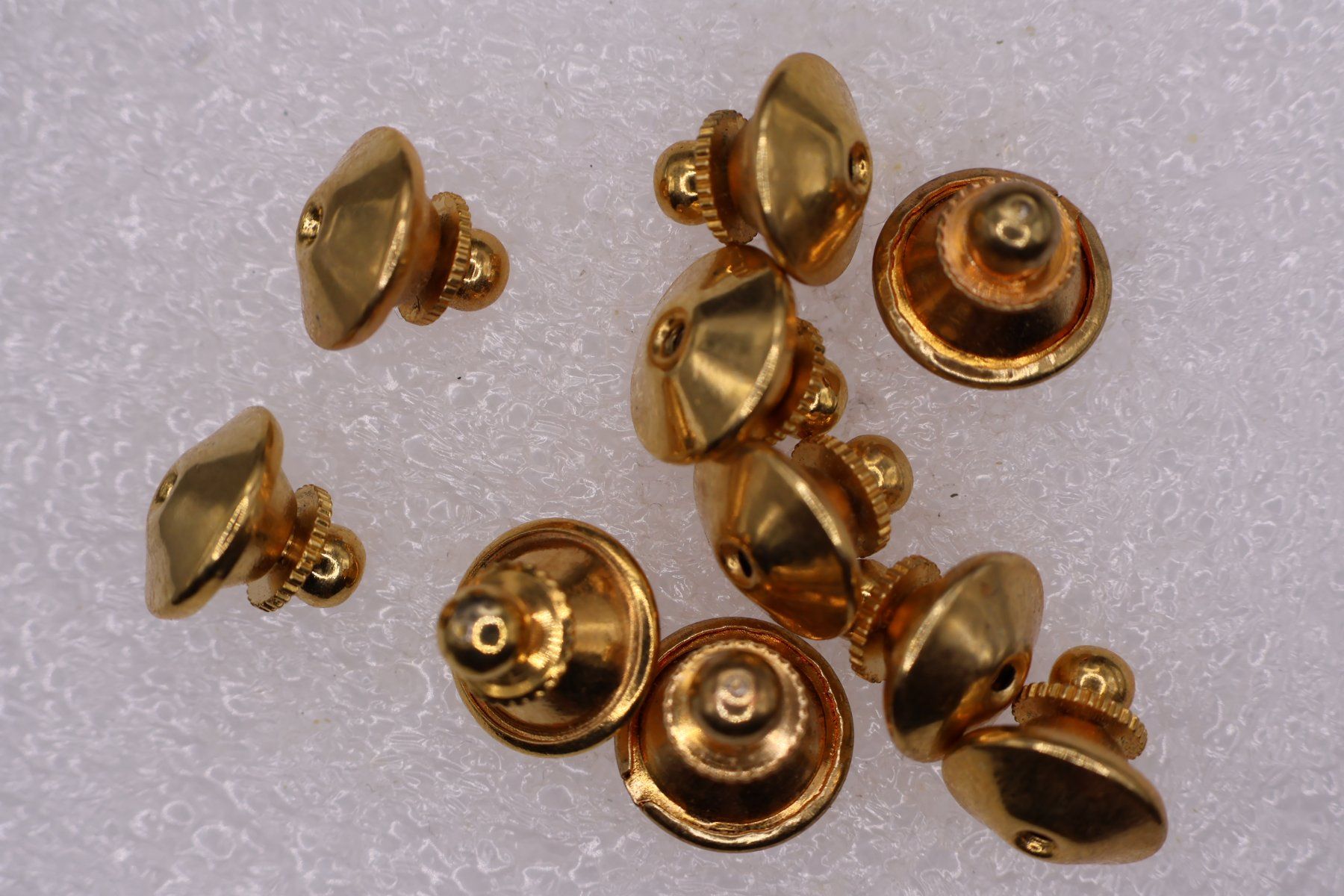 Plaketten & Abzeichen: 10  Sicherheits Clips für Pins  – Gebraucht aus Winterthur von Sammleroase