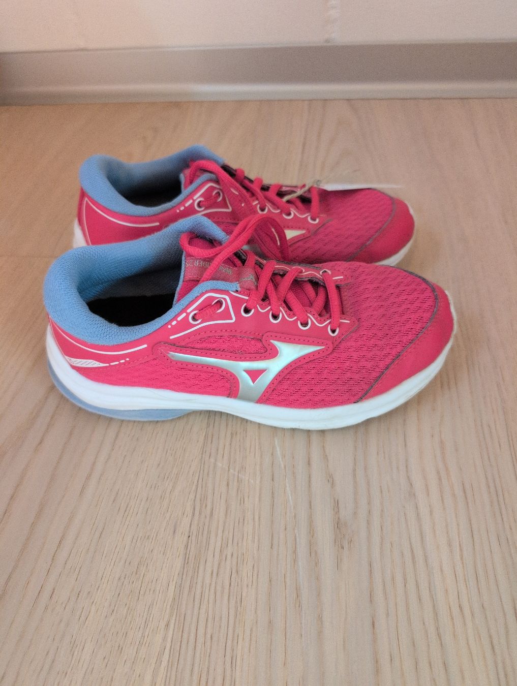 Schuhe für Mädchen: Turnschuhe waverider Gr 34 – Gebraucht aus Nods von BieneS