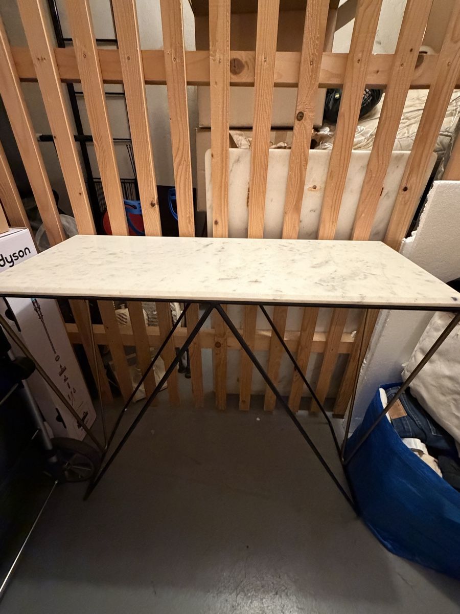 Tavoli: Marble Top Console Table - Chic Entryway or Accent! – Usato da Zürich venduto da burbujita257
