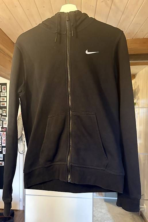 Jacken: Nike Kapuzenjacke Grösse S – Gebraucht aus Uttigen von extreme08
