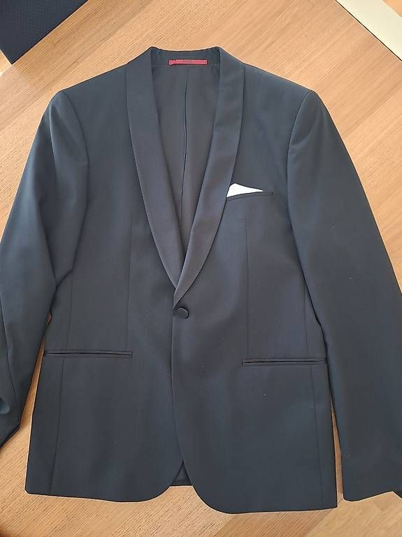 Costumes: Smoking Hugo Boss – D'occasion à Hildisrieden par rotroesi 2