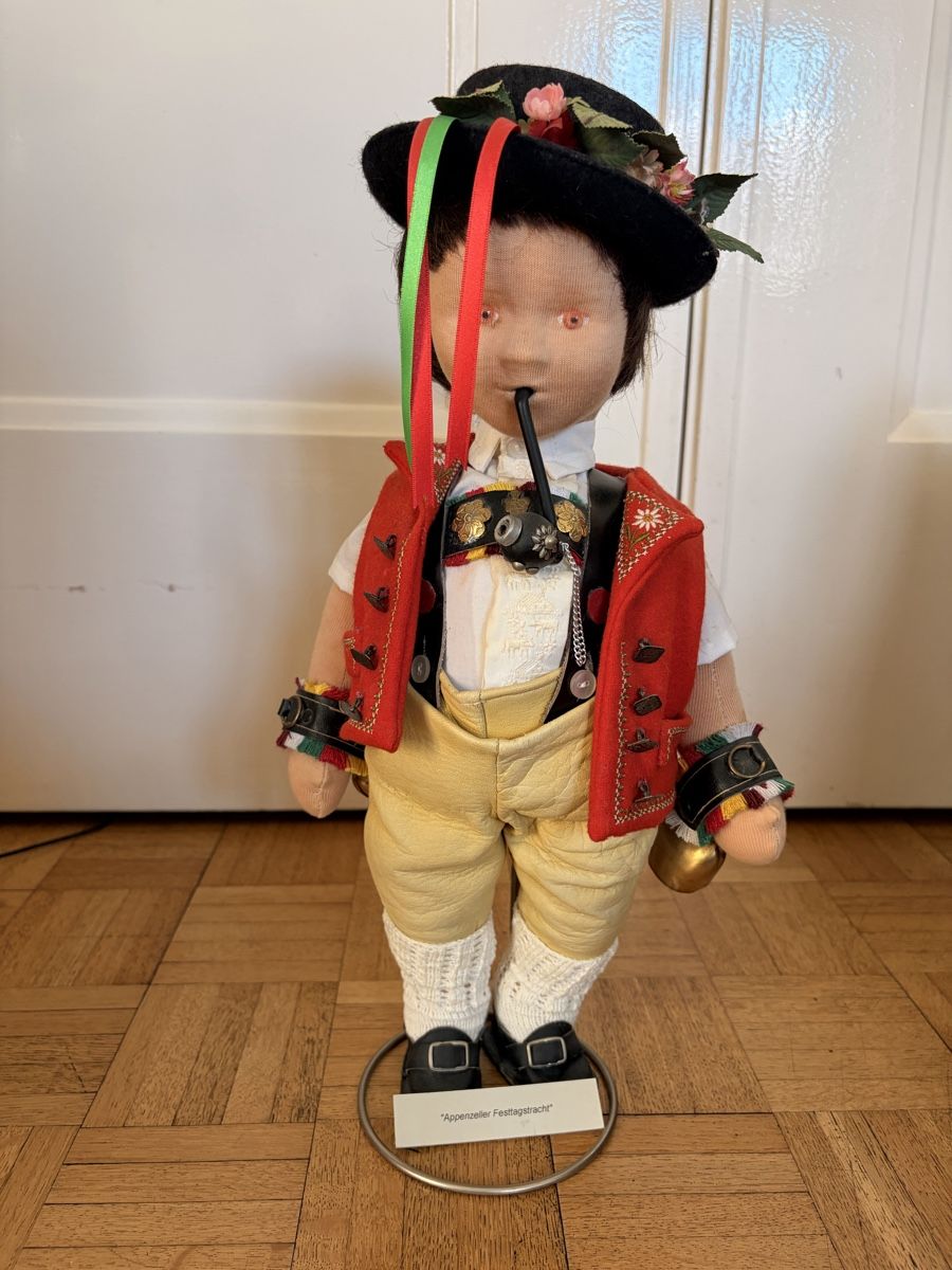 Puppen: Trachtenpuppe – Gebraucht aus Biel/Bienne von shekinah20