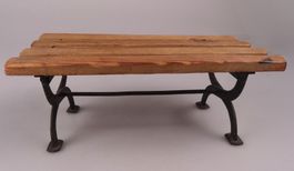 Fussschemel aus Holz und Eisen