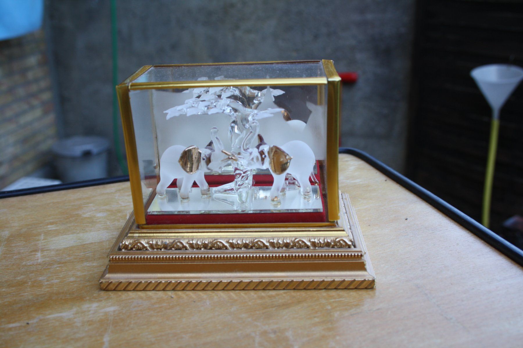 Statuette: GLAS ELEFANTEN IN GLASBOX MIT BAUM DEKORATION – Usato da Wauwil venduto da Pneuedy 3