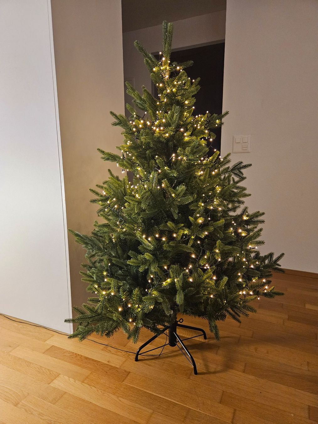 Alle Dekorationen: Kunststofftanne mit LED Beleuchtung – Gebraucht aus Obfelden von HBCQW 4