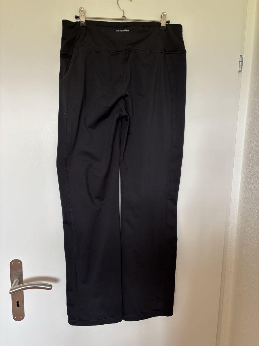 Pantaloni: Sporthosen Damen schwarz Grösse M  – Usato da Jona venduto da ardnas04 1