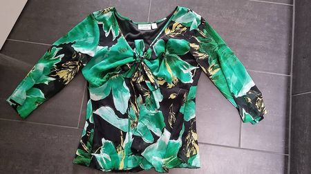 schöne verschiedene Damen Kleider, Pullover, Blusen, Hosen..
