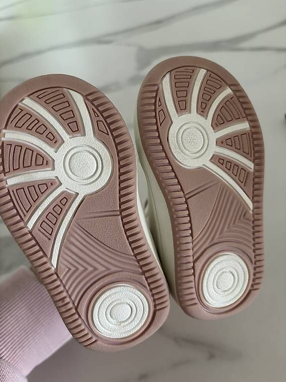 Schuhe für Mädchen: Sneaker wie neu – Gebraucht aus Benken ZH von kbu_n2fl 1