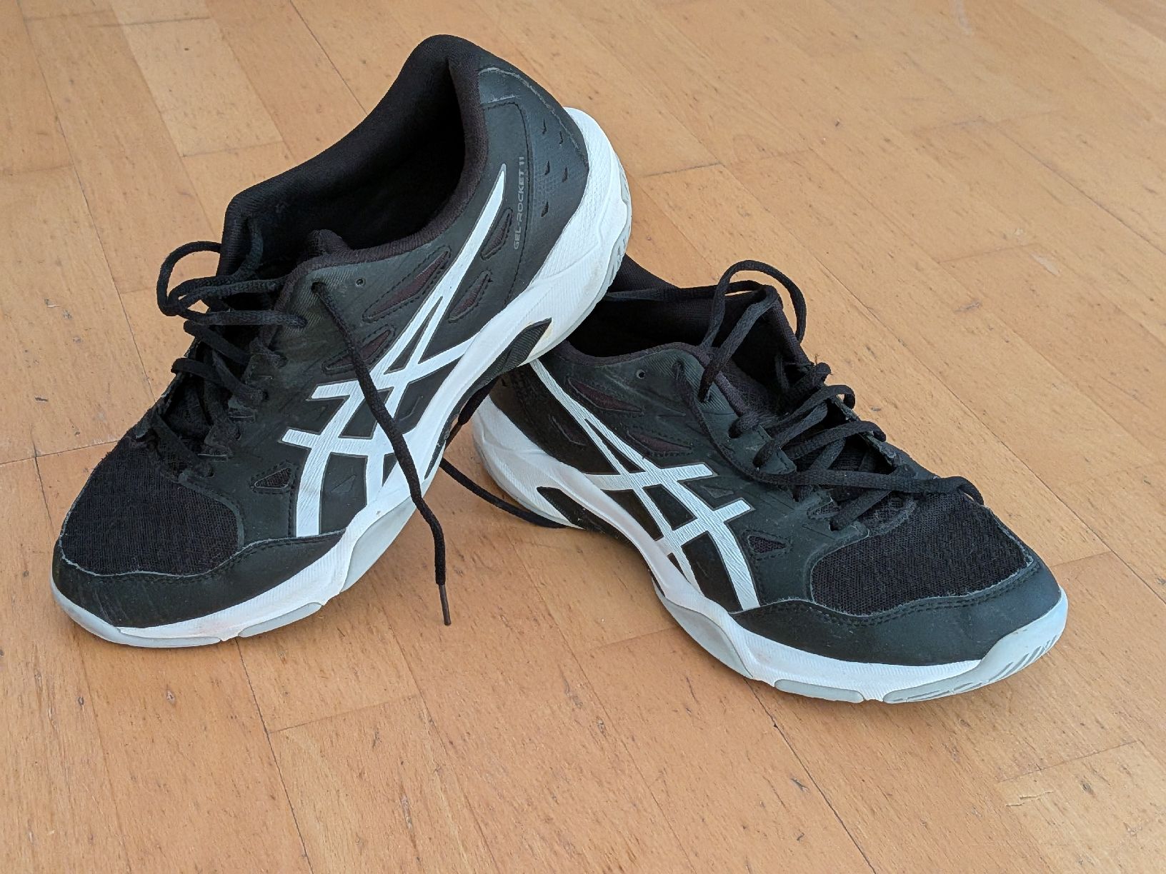 Asics Scarpe da uomo: ASICS Hallenschuhe schwarz Grösse 43.5 – Usato da Bern venduto da Runner007