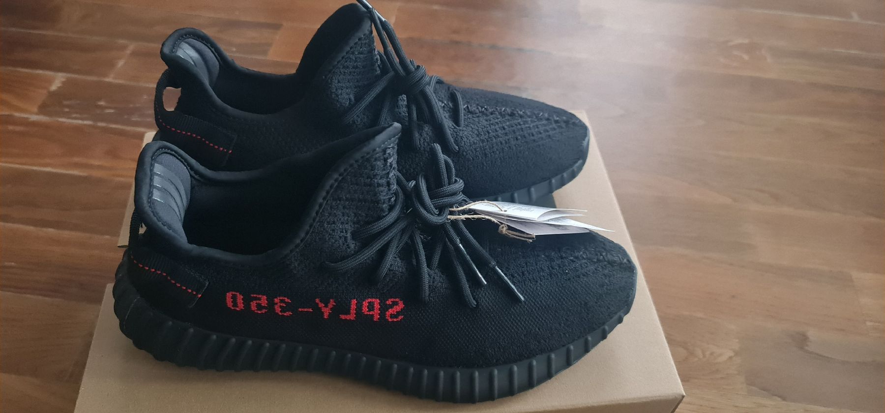 Adidas Scarpe da uomo: Yeezy Boost 350 V2 Neu Gr. 43,5 originalverpackt – Nuovo e nell'imballaggio originale da Hombrechtikon venduto da Multivan2010 1