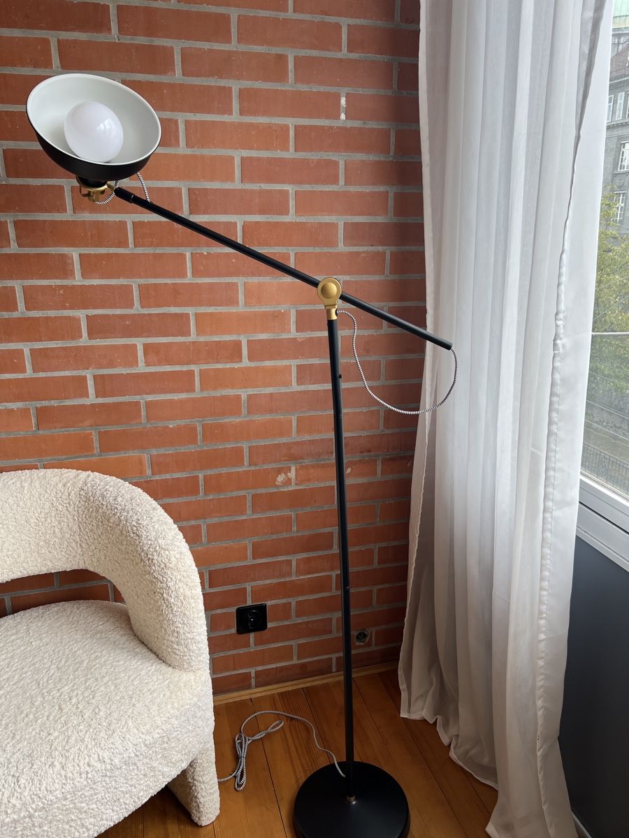 Ikea Lampes: Stehleuchte Stehlampe schwarz, verstellbar,  – D'occasion à Biel/Bienne par mona222