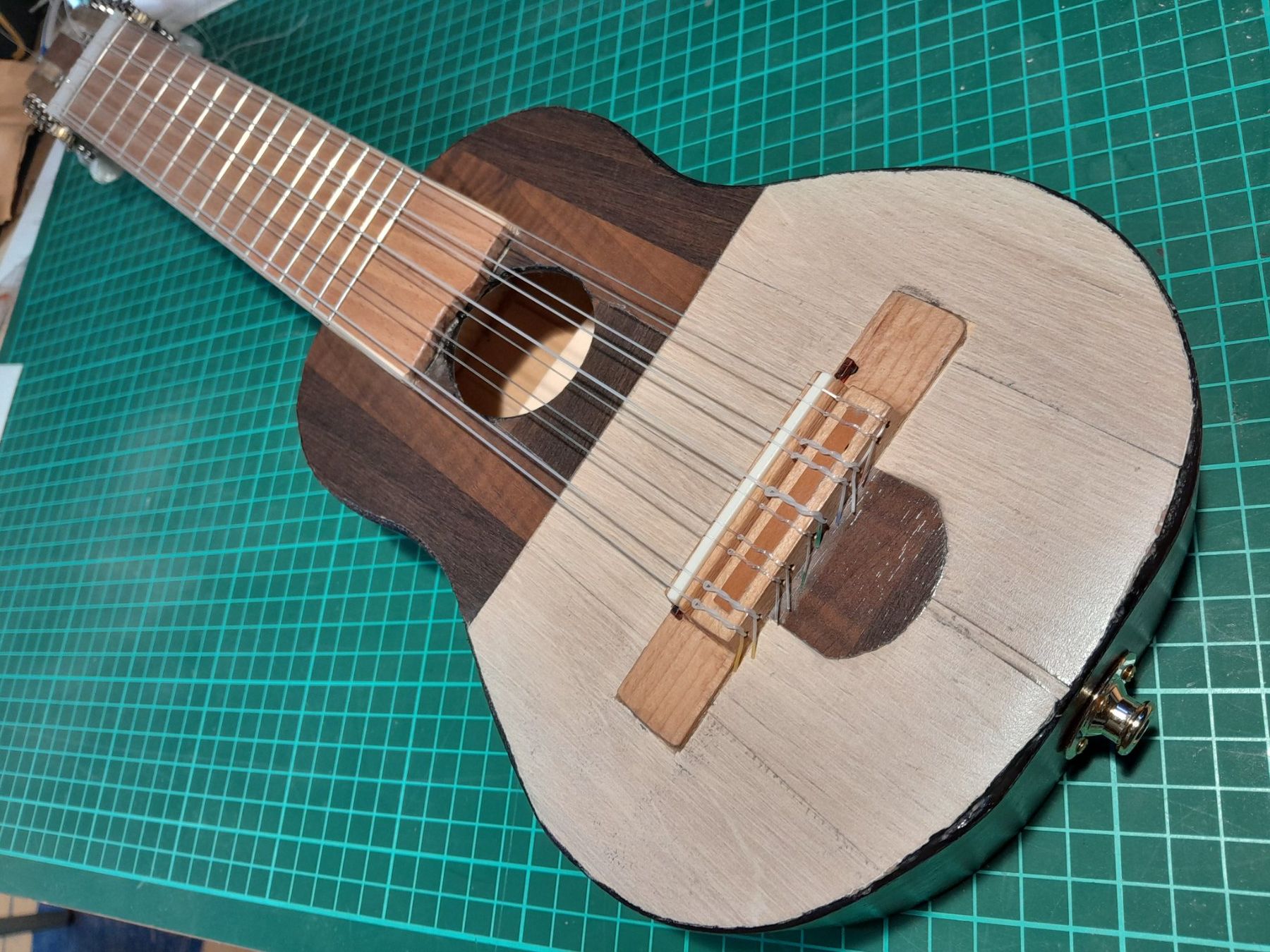 Strumenti musicali: Charango electroacoustique – Nuovo e nell'imballaggio originale da Lausanne venduto da EdwinBOSU
