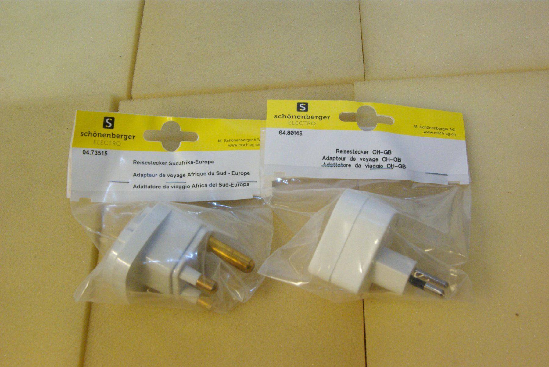 Unità & Adattatore: 2x Reiseadapter / Übergangsstecker, weiss – Nuovo e nell'imballaggio originale da Herisau venduto da Cevianer1844
