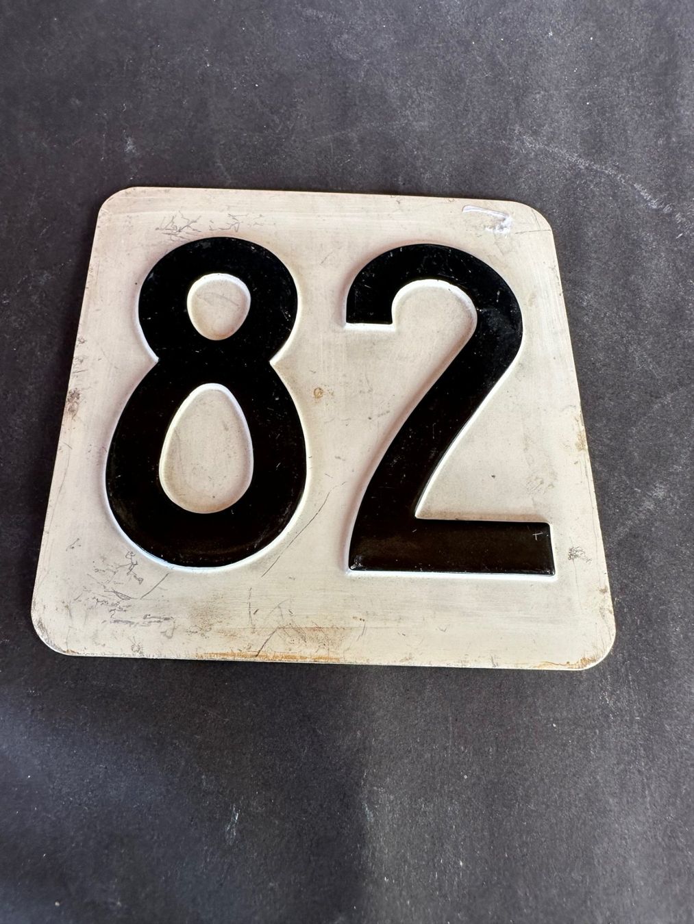 Insegne: Hausnummer Schild – Usato da Saas im Prättigau venduto da norman02