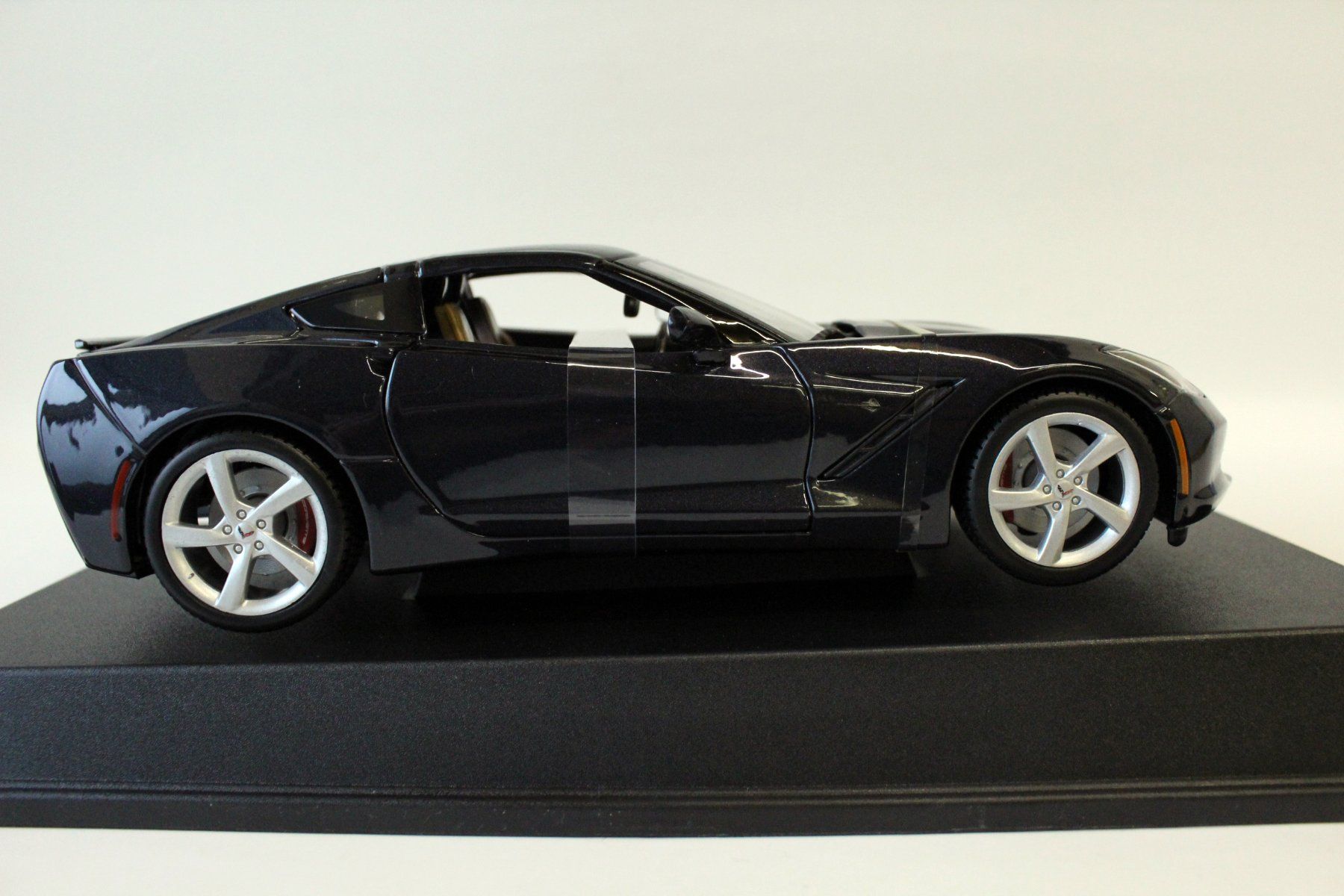 Maisto Modellini d'auto: Modellauto MAISTO 1:18 - Corvette Stingray 2014 – Nuovo e nell'imballaggio originale da Roggwil BE venduto da DEGI_TOYS 2