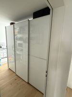 Hochwertiger Schwebetürenschrank mit Milchglas – L240 × H223