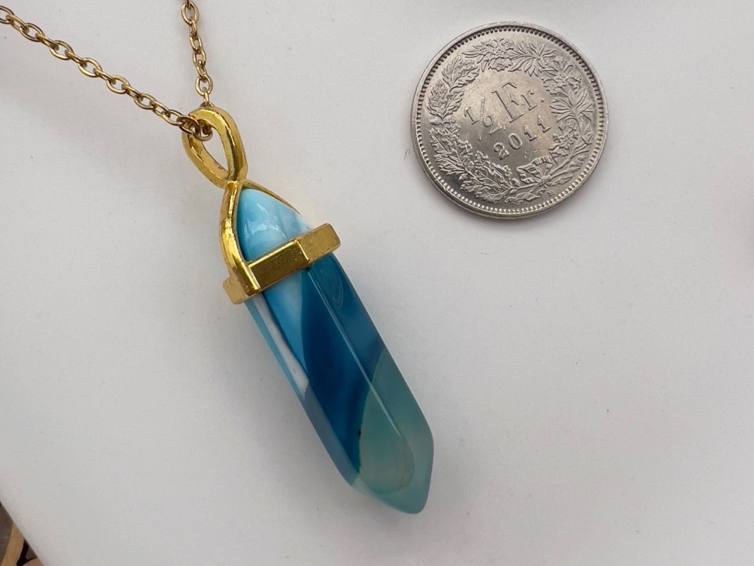 Ciondoli: Pendentif Menhir en agate bleue – Nuovo e nell'imballaggio originale da Pully venduto da sunaddict