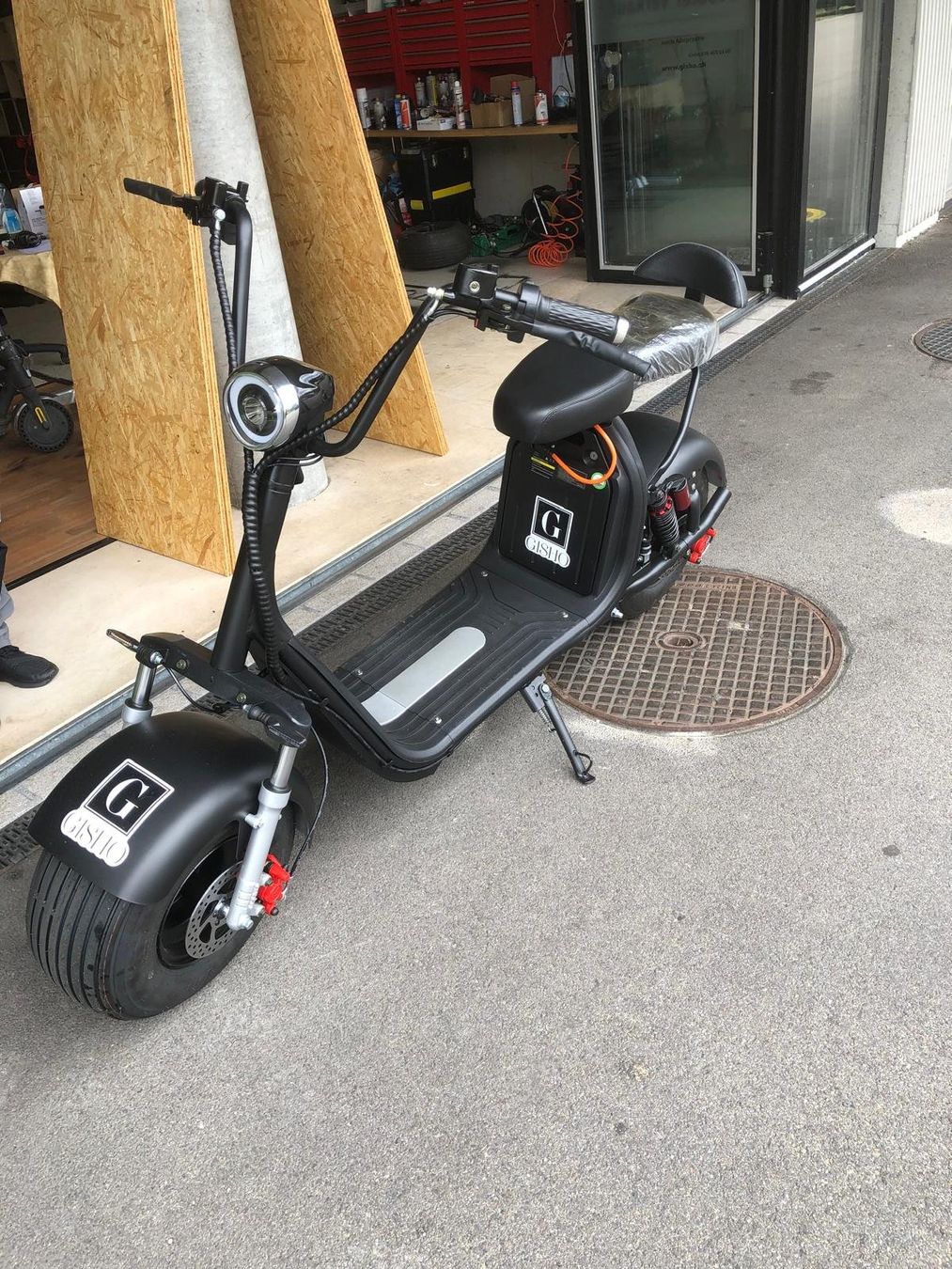 Scooter: E-Scooter neuwertig - nur 8,8 km – Nuovo (secondo la descrizione) da Beringen venduto da 8212Neuhausen 1