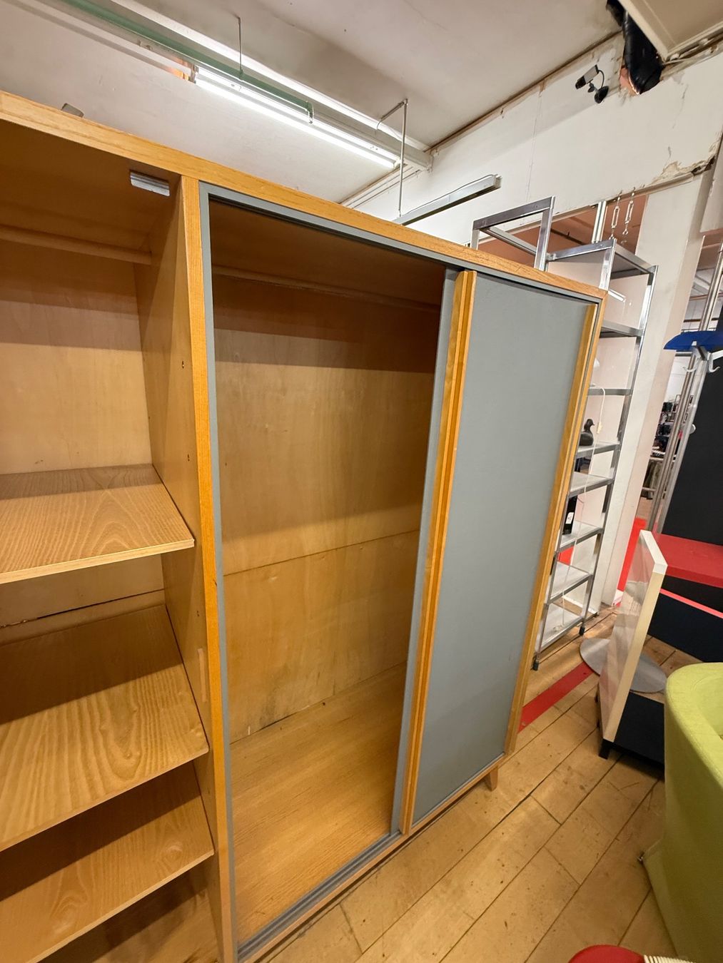 Schränke: Victoria-Möbel Baar Kleiderschrank – Gebraucht aus Fulenbach von Annie.s_Mid_Century 2