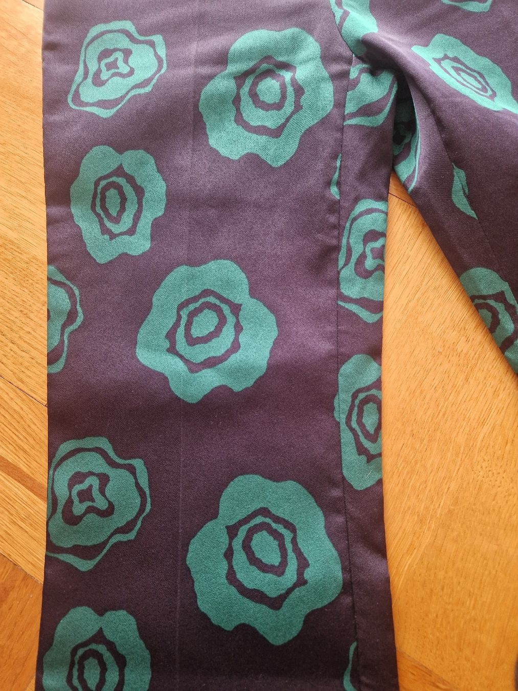 H&M Pantaloni: Pantalon H&M fleuri taille 34 – Usato da Pully venduto da Patriciaeve 1