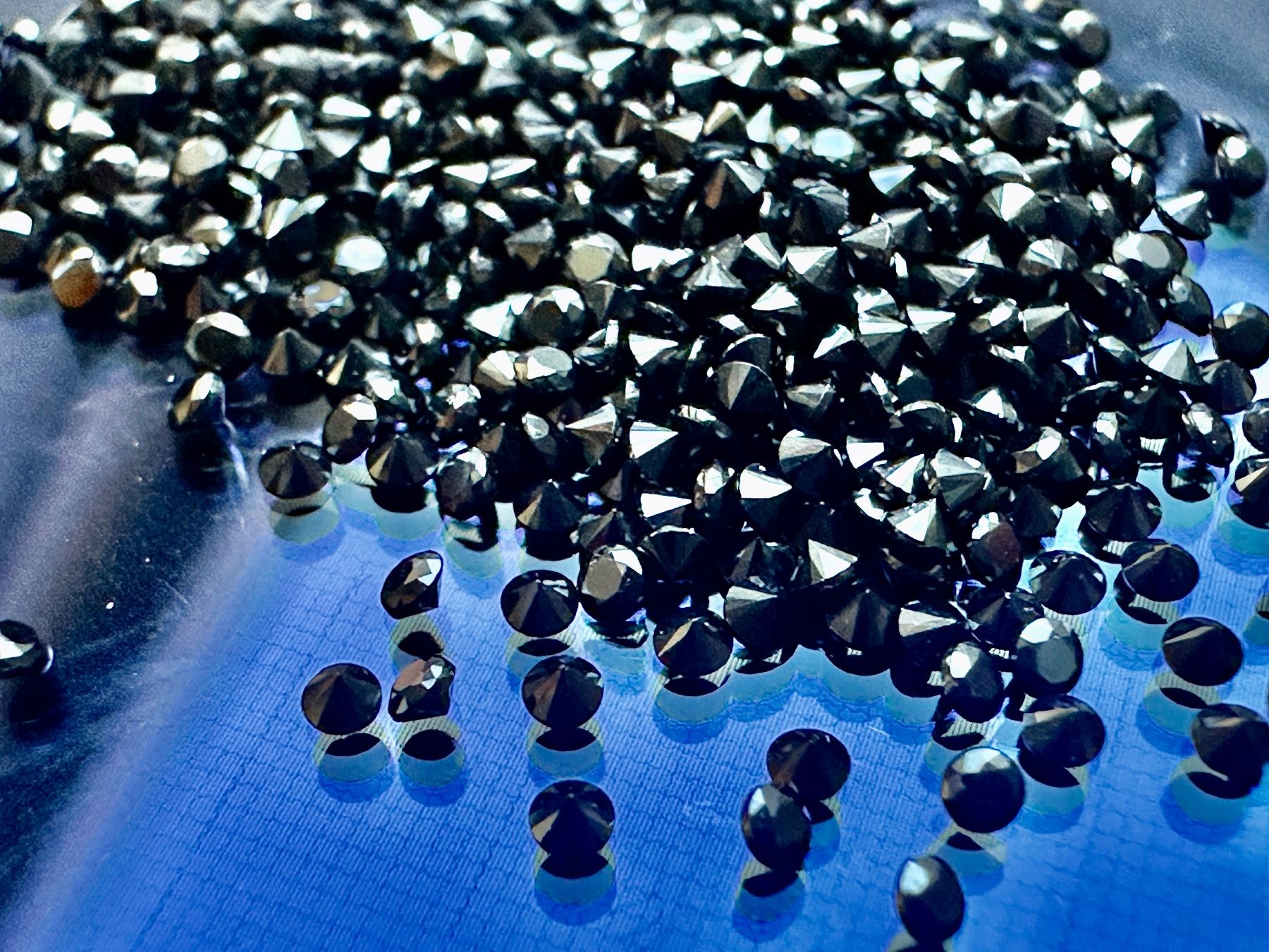Edelsteine: 50 St fein brillantgeschliffene Black Onyx-Pointer 1,5 mm – Neu (gemäss Beschreibung) aus Langenthal von Seelenfreunde 3