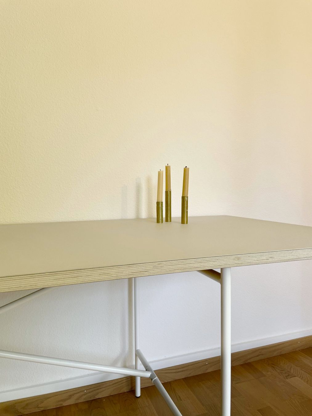 Bureaux: Tischplatte mit E2-Gestell von Faust Linoleum – D'occasion à Zürich par tif_7526 1