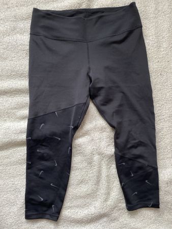 Legging court nike noir en très bon état taille L