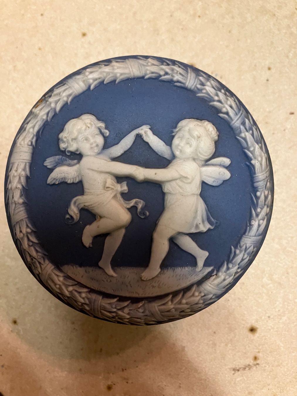 Alle Dekorationen: Hübsche Dose Wedgewood Stil – Gebraucht aus Basel von papageientulpe